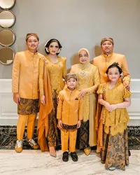 Potret Keluarga Anang di Tedak Siten Ameena, Ashanty dan Sarah Menzel Cantik Banget