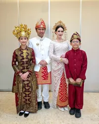Potret Keluarga Arumi Bachsin Pakai Busana Adat di HUT RI, Raih Best Costume Dapat Kambing 