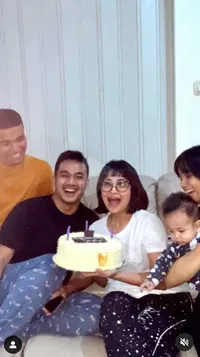 Potret Keluarga Bibi Andriansyah Rayakan Ultah Mendiang Vanessa Angel, Ungkap Rencana ke Bali Belum Terwujud - Beli Rumah untuk Gala