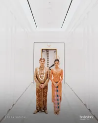 Potret Keluarga Eva Celia Kenakan Baju Tradisional Bertema Bhinneka Tunggal Ika yang Baru Terungkap