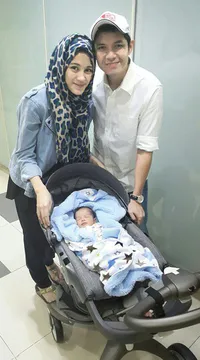 Potret Keluarga Kecil Syahdu Dude Harlino - Alyssa Soebandono