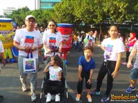 Potret Keluarga Mona Ratuliu di Car Free Day, Seru Naik Andong!