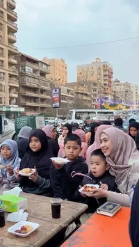 Potret Keluarga Oki Setiana Dewi Berpuasa di Mesir, Buka Bersama Warga Lokal - Tarawih di Masjid yang Dulu Jadi Lokasi Syuting