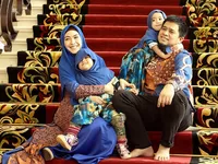 Potret Keluarga Oki Setiana Dewi Sambut Lebaran