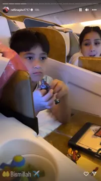 Potret Keluarga Raffi Ahmad di Pesawat Menuju New York, Netizen Malah Kepo Gimana Sekolah Rafathar
