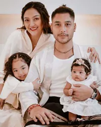 Potret Keluarga Siti Badriah Bareng Krisjiana dan 2 Anak, si Sulung Tetap Pose bak Biduan