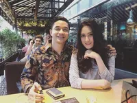 Potret Kemesraan Adly Fairuz & Tunangan, Ditentang Calon Mertua?