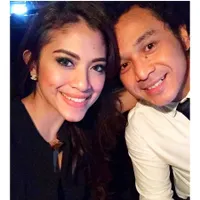 Potret Kemesraan Giring Nidji & Istrinya, Penuh Cinta Kasih