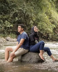 Potret Kemesraan Sederhana Tantri Kotak dan Arda Naff di Madiun, Main di Sungai Sampai Makan di Warung Pecel