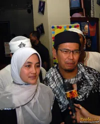 Potret Kenangan Kemesraan Uje dan Pipik, Kini Terungkap Ternyata Pernah Poligami dan Miliki 3 Istri