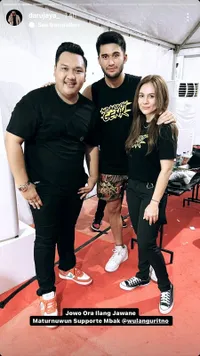 Potret Kencan Manis Wulan Guritno dan Sabda Ahessa Pacar Berondongnya Nonton Konser Ndarboy Genk, Pakai Baju Couple - Diajak Naik Panggung