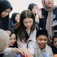 Potret Keseruan Aktris Muda Rebecca Klopper Saat Jadi Volunteer