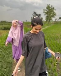 Potret Keseruan Azizah Salsa Diajak Mudik ke Kampung Halaman Pratama Arhan - Motoran Hingga Main ke Sawah!