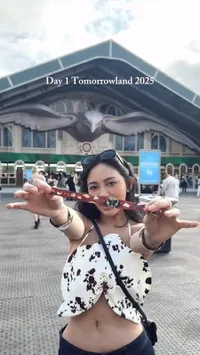 8 Potret Keseruan Rachel Vennya di Konser Tomorrowland 2025, Pakai Outfit Super Kece