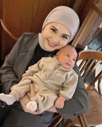 7 Potret Kesha Ratuliu Gendong Baby Danish yang Berusia 1 Bulan, Wajahnya Gemes Banget