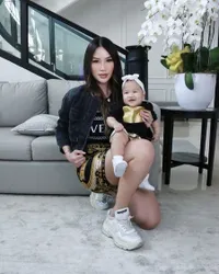 Potret Kezia Toemion Kembaran dengan Kelly Sang Putri, Hot Mom dan Cute Baby dalam Balutan Baju Branded