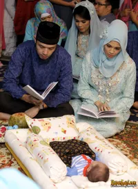 Potret Khusyuk Dude - Alyssa Doakan Anaknya di Acara Tasyakuran