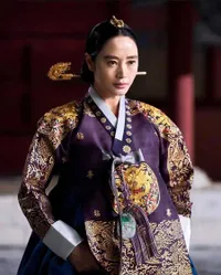 7 Potret Kim Hye Soo dalam Serial 'UNDER THE QUEEN'S UMBRELLA', Didapuk Perankan Ratu Im Hwa Ryeong yang Tegas