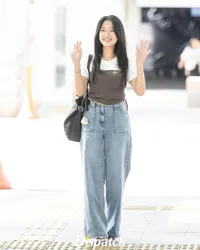 Potret Kim Hye Yoon di Bali, Sopan Banget dan Disambut Meriah Penggemar Saat di Bandara Ngurah Rai