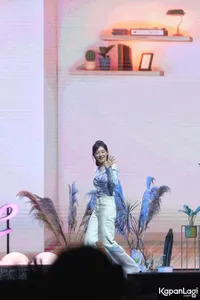 Potret Kim Ji Won 1st Fan Meeting Tour <Be My One> in Jakarta, Cantiknya Nembus Layar - Suara yang Lembut dan Sopan Masuk Telinga