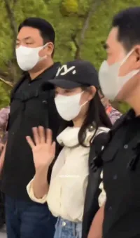 Potret Kim Ji Won Tiba di Indonesia dan Disambut Ribuan Fans, Sapa Balik Penggemar yang Memanggil
