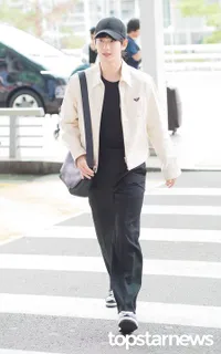 Potret Kim Soo Hyun di Bandara Sebelum Terbang ke Indonesia, Dapat Banyak Kado dari Penggemar