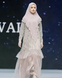 Potret Kimberly Ryder Cantik Berhijab Kala Melenggang di Atas Catwalk, Anggun Memesona - Panen Pujian