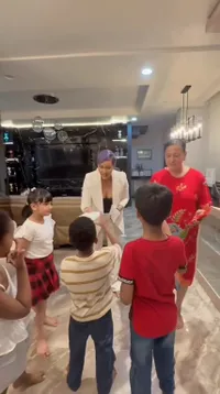 7 Potret Kimmy Jayanti Rayakan Diwali Bareng Keluarga, Cium Kaki Ibu Jadi Tradisi yang Penuh Makna