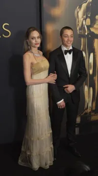 Potret Knox Jolie-Pitt Dampingi Angelina Jolie di Governor's Awards, Disebut Warisi Gen Sang Ibu