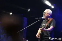 Potret Konser Iwan Fals Rayakan Ulang Tahun ke-61, Ditemani Oleh Keluarga Tercinta