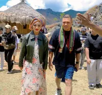 7 Potret Kris Dayanti dan Keluarga Pakai Baju Adat Timor Leste, Siap Keluarga Lagu Baru - Ajak Tim dari Jakarta