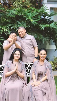 Potret Kris Dayanti dan Keluarga Rayakan Lebaran di Singapura, Nggak Canggung Berbaur dengan Warga