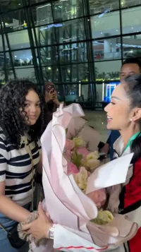 Potret Kris Dayanti Disambut di Bandara Setelah Dapat Medali Perak