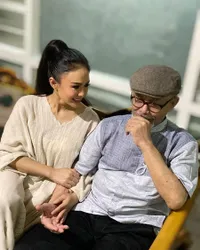 Potret Krisdayanti dan Yuni Shara Menangis Tak Bisa Temani Saat Terakhir Mendiang Ayahanda