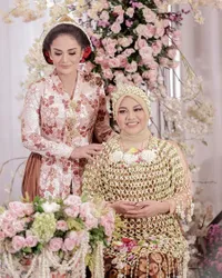 Potret Krisdayanti di Acara 7 Bulanan Aurel Hermansyah, Anggun Pertahankan Sanggul Klasik