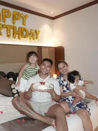 Potret Krisjiana Baharudin Ulang Tahun, Dapat Kejutan Manis dari Siti Badriah di Tepi Pantai