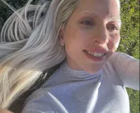 Potret Lady Gaga Tampil Percaya Diri dengan Alis 'Beruban'