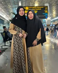 8 Potret Lady Rara Berangkat Umrah Bareng Sang Ibunda - Minta Didoakan Agar Ibadahnya Lancar