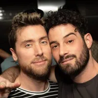 Potret Lance Bass Mantan Member Boyband NSYNC Bersama Suami, Bahagia Punya Anak Kembar yang Lahir dari Ibu Pengganti