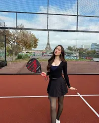 Potret Laura Moane Main Padel di Paris, Olahraga Dengan View Menara Eiffel 