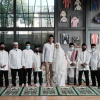 Potret Lebaran Keluarga Sean Gelael, Netizen Salfok Sama Rini S Bono yang Cantik Awet Muda