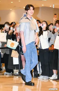 Potret Lee Jong Suk Tampil Santai Pakai Kaos Tapi Tetep Memesona, Boyfriend-able Nggak Kayak Usia 30-an