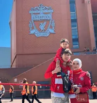 Potret Lesti Kejora Nonton Pertandingan Liverpool Bareng Suami, Kompak Pakai Jersey Merah
