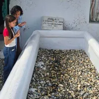 Potret Lia Waode Ajak Anaknya Kunjungi Makam Kakek Buyut di Buton