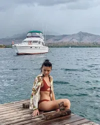 Potret Liburan Angela Gilsha di Bali, Nikmati Alam Pakai Bikini Seksi