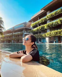 Potret Liburan Cut Tari di Bali, Ajak Anak Nginap di Resort Mewah - Semua Akur Meski Saudara Tiri