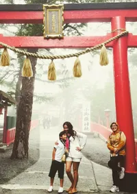 Potret Liburan Hangat Tia Ivanka dan Putra Gantengnya di Jepang