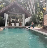 Potret Liburan Nia Ramadhani di Borobudur, Mewah Diantar Limousine - Tak Ajak Suami dan Anak