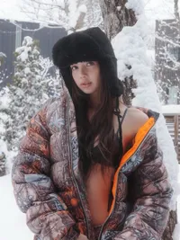 Potret Lisa BLACKPINK Foto Pakai Pakaian Terbuka di Tengah Salju, Tetap Cantik dan Stylish