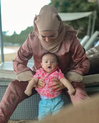 Potret Lucunya Baby Air Rumi Pakai Kemeja Saat Liburan di Bali, Main di Pantai Bareng Irish Bella